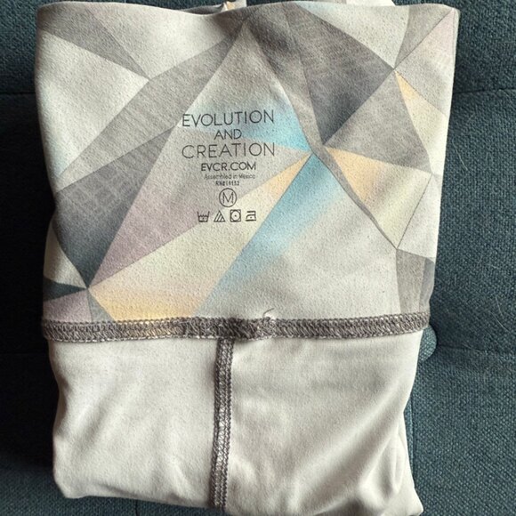 Evolution & Creation EVCR Geometric Capri Leggings Yoga Pants Compression - M - Picture 4 of 5